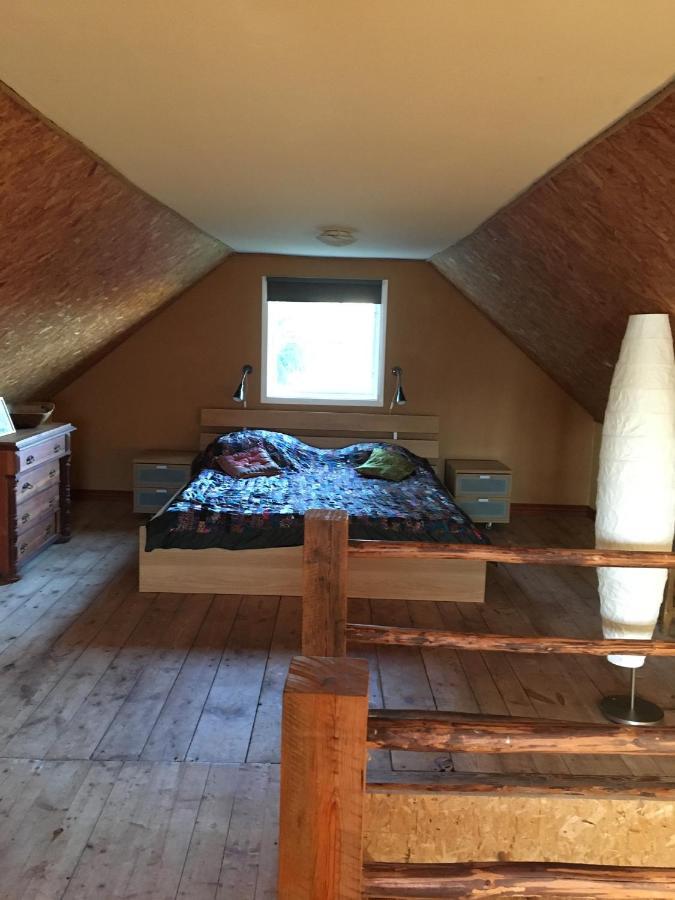 Liten Stuga Mitt I Naturen Pa Kinnekulle Hällekis Exterior foto